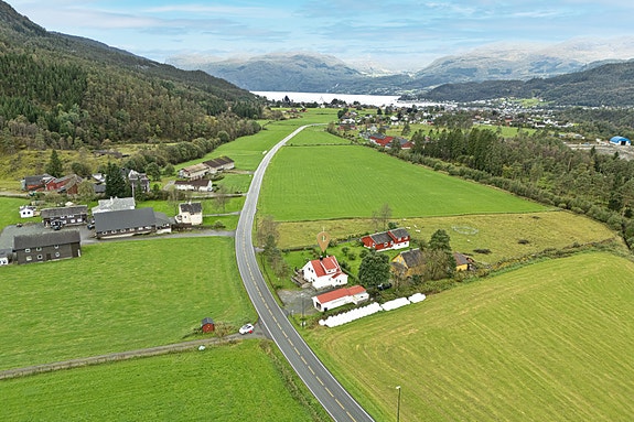 Boligen har en fin beliggenhet på Birkeland i Sauda, hvor du får den perfekte kombinasjonen av landlig ro og kort avstand til sentrum.