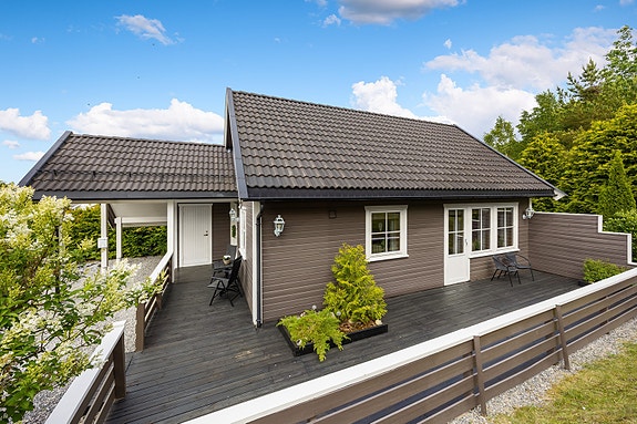 Omgivelsene er rolige og landlige, med umiddelbar nærhet til busstopp, barnehage og flotte turmuligheter i skogen.