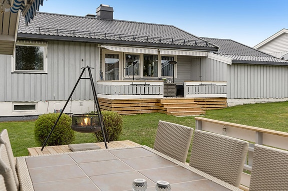 Flott og solrik hage med boltreplass for både store, små og firbeinte.