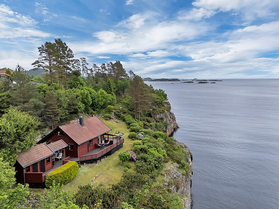 Velkommen til Urvikodden 24! Innbydende hytte med fantastisk havutsikt kun 15 meter fra sjøkanten.