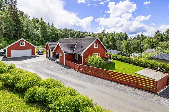 En halvpart av en vertikaldelt tomannsbolig fra 2000, med en innholdsrik planløsning over to etasjer og en pent opparbeidet hage (garasjen er naboens). Foto: Normann Foto AS v/Morten Normann Larsen