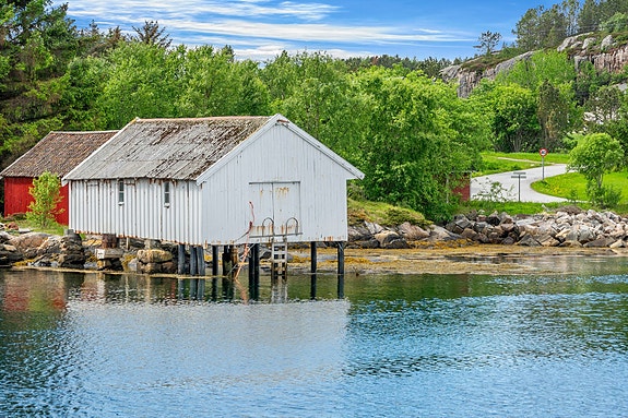 BUD MOTTATT! Eldre naust med idyllisk beliggenhet i Sveggen, Averøy