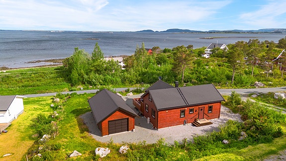 Fritidsbolig fra 2006 med nydelig sjøutsikt og gode solforhold | 2 Sov | Terrasse | Garasje | Nærhet til sjøen