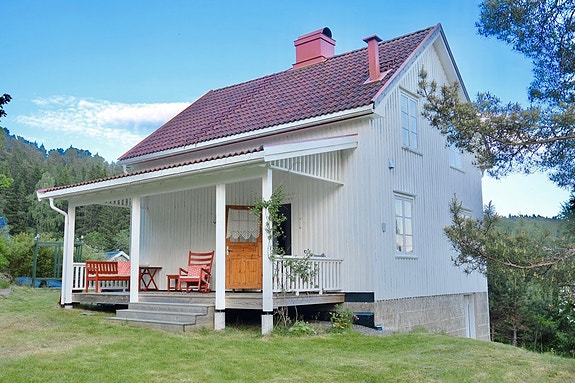 Innholdsrik og sjarmerende fritidsbolig i rolige omgivelser - solrikt med nærhet til vannet og fantastisk natur., Vegårshei