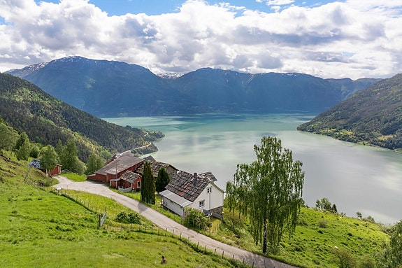 Velkommen til Engjadalsvegen 840, ein innhaldsrik høgdegard med storslått utsikt over Lustrafjorden og fjella rundt! Foto: Creativ Vision (Jonny Akselsen)