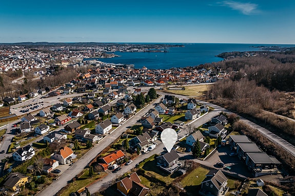 EIE eiendomsmegling v/ Tobias Tisthammer Antonsen presenterer Nesjarveien 5! Foto: Jeanett Teigen v/ Blaatime