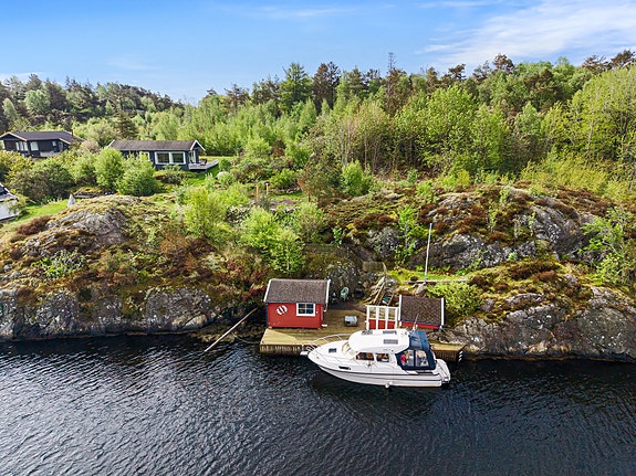 Torsteinsneset/Vågsbygd - hytte med flott sjøutsikt og bruksrett til båthus/sjøbod og brygge - 2,2 dekar eiertomt -, Kristiansand S