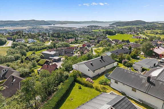 Boligen ligger i et attraktivt og familievennlig område med nydelig utsikt og gode solforhold.