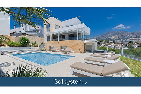 Villa fra 2022 med panoramautsikt over havet i Torreblanca, Fuengirola