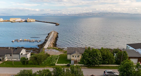 Velkommen til Aldrik Seppelæs Gate 9! Enebolig beliggende like ved sjøkanten og småbåthavna - Dronefoto: Privat