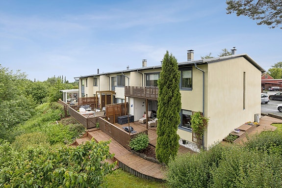 Delikat enderekkehus med 75kvm terrasse - 2 p-plasser - 4 sov - 2 bad - Solrikt - Flott uteområdet - Barnevennlig, Trondheim