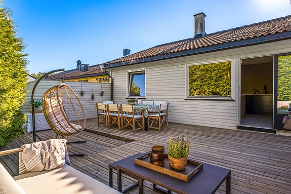 Påkostet rekkehus over to plan | 3 solrike uteplasser | Garasje | Populært og barnevennlig boområde | 18 min til Oslo, Trollåsen