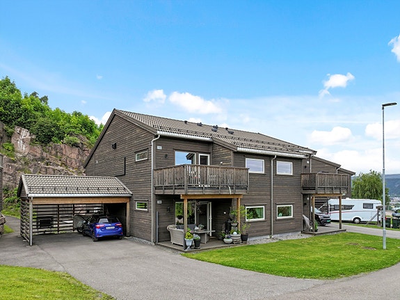 Moderne og pen 3-roms leilighet fra 2021 | Fine uteplasser | Carport med elbil-lader | Lave felleskostnader, Drammen