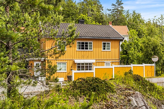 Romslig enebolig med solrik tomt | Barnevennlig og sentral beliggenhet.