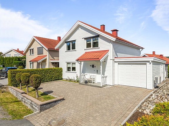 Meget innbydende bolig m/2 bad, jacuzzi, terrasse på 40 kvm. Garasje og gårdsplass. 250 meter til skole (1-7)., Skedsmokorset