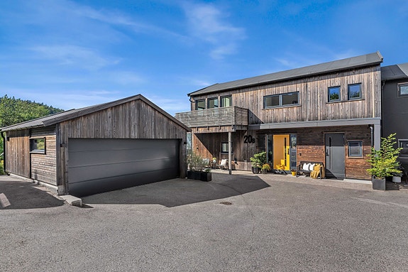 Nydelig og påkostet arkitekttegnet familiehjem med flott utsikt og solforhold - dobbel garasje - hybel m/gode inntekter, Kristiansand S
