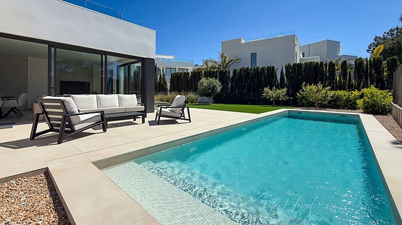 Eksklusiv villa med 3 soverom | Privat basseng og stor kjeller | Las Colinas Golf & Country Club