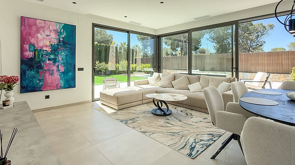 Eksklusiv villa med 3 soverom | Privat basseng og stor kjeller | Las Colinas Golf & Country Club