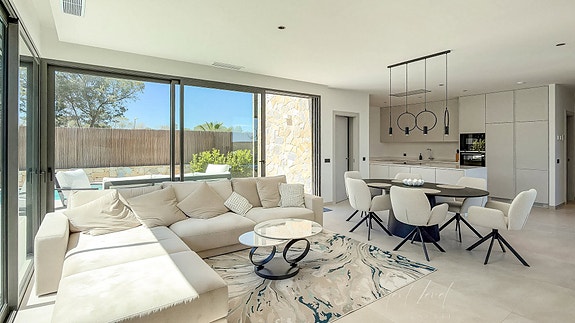 Eksklusiv villa med 3 soverom | Privat basseng og stor kjeller | Las Colinas Golf & Country Club