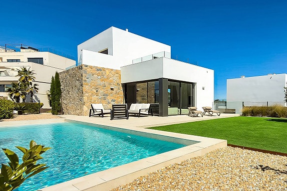 Eksklusiv villa med 3 soverom | Privat basseng og stor kjeller | Las Colinas Golf & Country Club