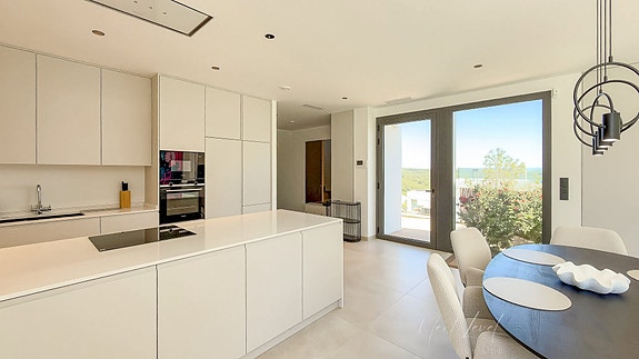 Eksklusiv villa med 3 soverom | Privat basseng og stor kjeller | Las Colinas Golf & Country Club