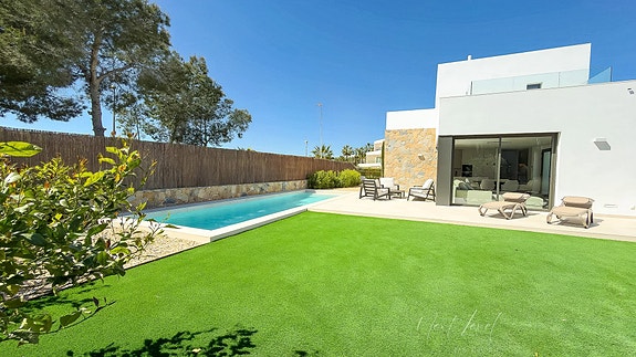 Eksklusiv villa med 3 soverom | Privat basseng og stor kjeller | Las Colinas Golf & Country Club