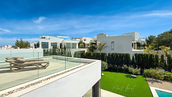 Eksklusiv villa med 3 soverom | Privat basseng og stor kjeller | Las Colinas Golf & Country Club