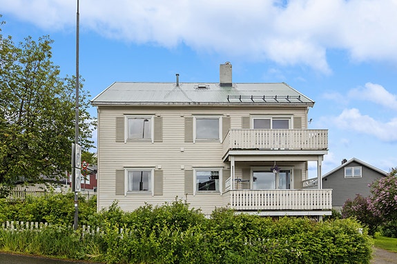 Hel tomannsbolig med 2 separate boenheter og innredet loft | Utsikt over byen | Utleiemuligheter | Sentral beliggenhet, Harstad