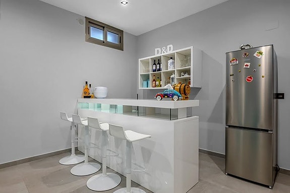 Villa med 5 soverom | Gjestehus, privat basseng og takterrasse med utekjøkken | Klar for innflytting