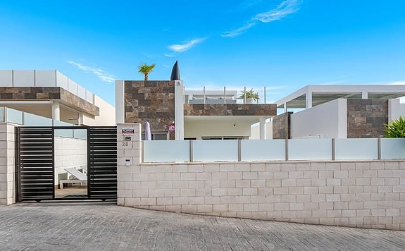 Villa med 5 soverom | Gjestehus, privat basseng og takterrasse med utekjøkken | Klar for innflytting