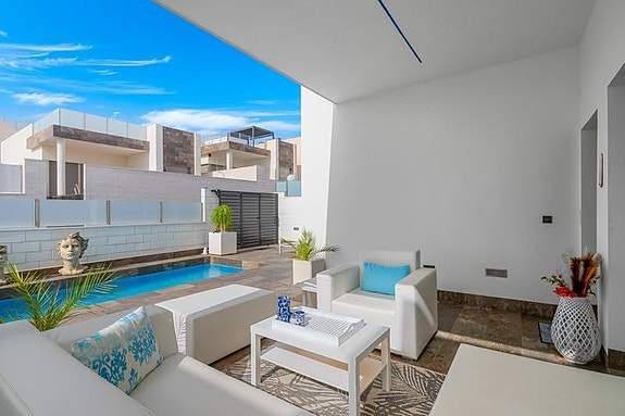 Villa med 5 soverom | Gjestehus, privat basseng og takterrasse med utekjøkken | Klar for innflytting