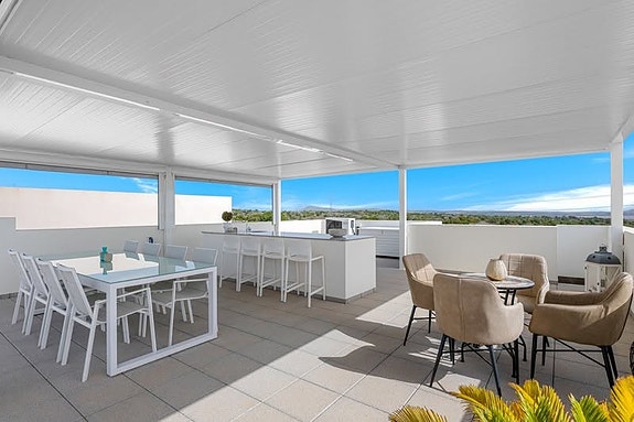 Villa med 5 soverom | Gjestehus, privat basseng og takterrasse med utekjøkken | Klar for innflytting
