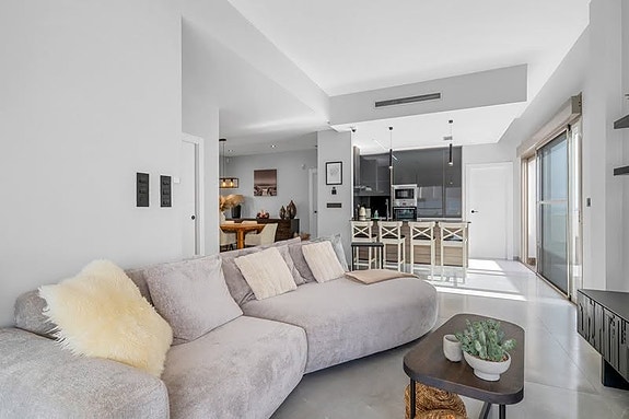 Villa med 5 soverom | Gjestehus, privat basseng og takterrasse med utekjøkken | Klar for innflytting