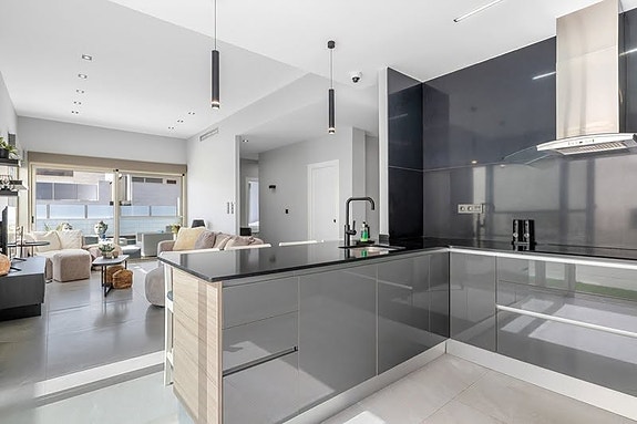 Villa med 5 soverom | Gjestehus, privat basseng og takterrasse med utekjøkken | Klar for innflytting