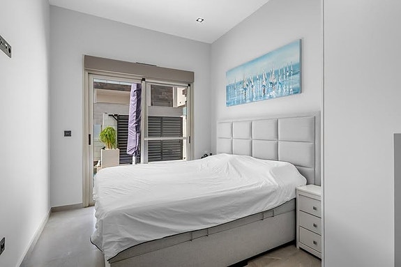 Villa med 5 soverom | Gjestehus, privat basseng og takterrasse med utekjøkken | Klar for innflytting