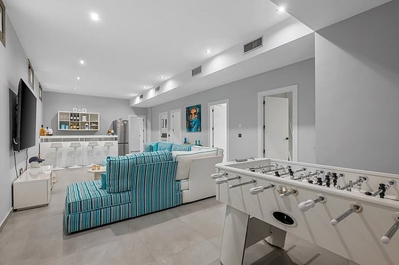 Villa med 5 soverom | Gjestehus, privat basseng og takterrasse med utekjøkken | Klar for innflytting
