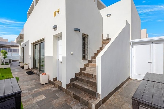 Villa med 5 soverom | Gjestehus, privat basseng og takterrasse med utekjøkken | Klar for innflytting