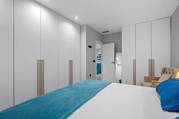 Villa med 5 soverom | Gjestehus, privat basseng og takterrasse med utekjøkken | Klar for innflytting