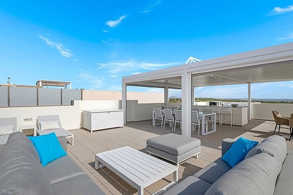 Villa med 5 soverom | Gjestehus, privat basseng og takterrasse med utekjøkken | Klar for innflytting