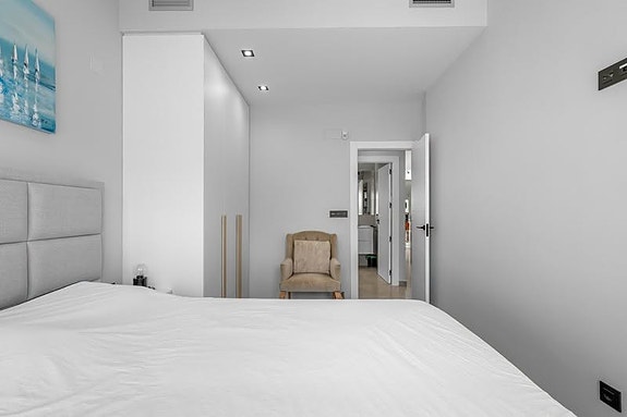 Villa med 5 soverom | Gjestehus, privat basseng og takterrasse med utekjøkken | Klar for innflytting