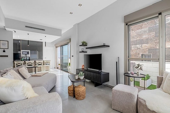 Villa med 5 soverom | Gjestehus, privat basseng og takterrasse med utekjøkken | Klar for innflytting