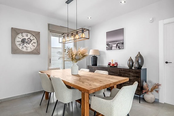 Villa med 5 soverom | Gjestehus, privat basseng og takterrasse med utekjøkken | Klar for innflytting