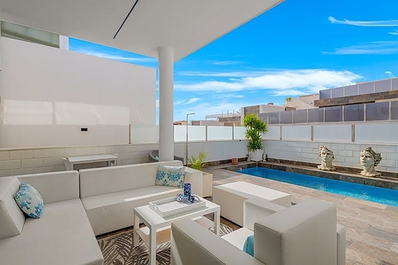 Villa med 5 soverom | Gjestehus, privat basseng og takterrasse med utekjøkken | Klar for innflytting