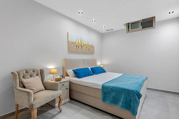 Villa med 5 soverom | Gjestehus, privat basseng og takterrasse med utekjøkken | Klar for innflytting