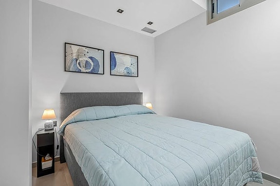 Villa med 5 soverom | Gjestehus, privat basseng og takterrasse med utekjøkken | Klar for innflytting