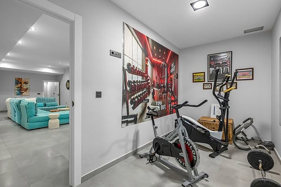 Villa med 5 soverom | Gjestehus, privat basseng og takterrasse med utekjøkken | Klar for innflytting