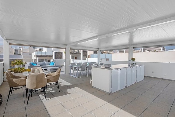 Villa med 5 soverom | Gjestehus, privat basseng og takterrasse med utekjøkken | Klar for innflytting