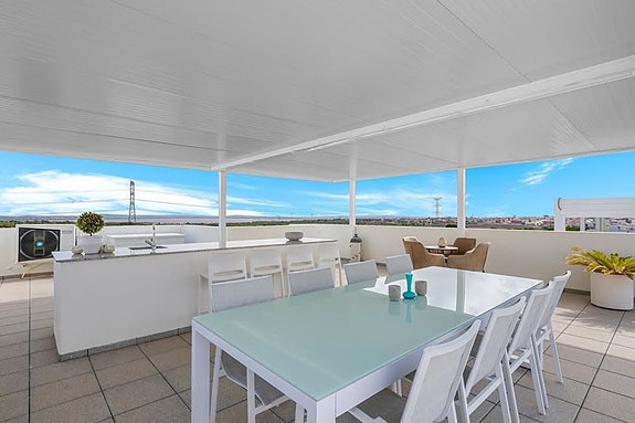 Villa med 5 soverom | Gjestehus, privat basseng og takterrasse med utekjøkken | Klar for innflytting