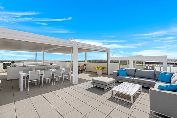 Villa med 5 soverom | Gjestehus, privat basseng og takterrasse med utekjøkken | Klar for innflytting