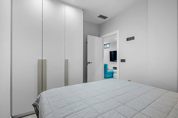 Villa med 5 soverom | Gjestehus, privat basseng og takterrasse med utekjøkken | Klar for innflytting